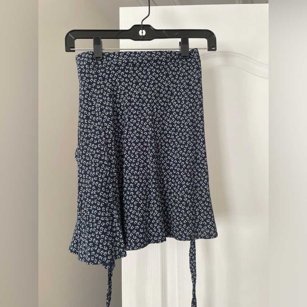 NWT brandy melville floral navy wrap skirt adjustable size